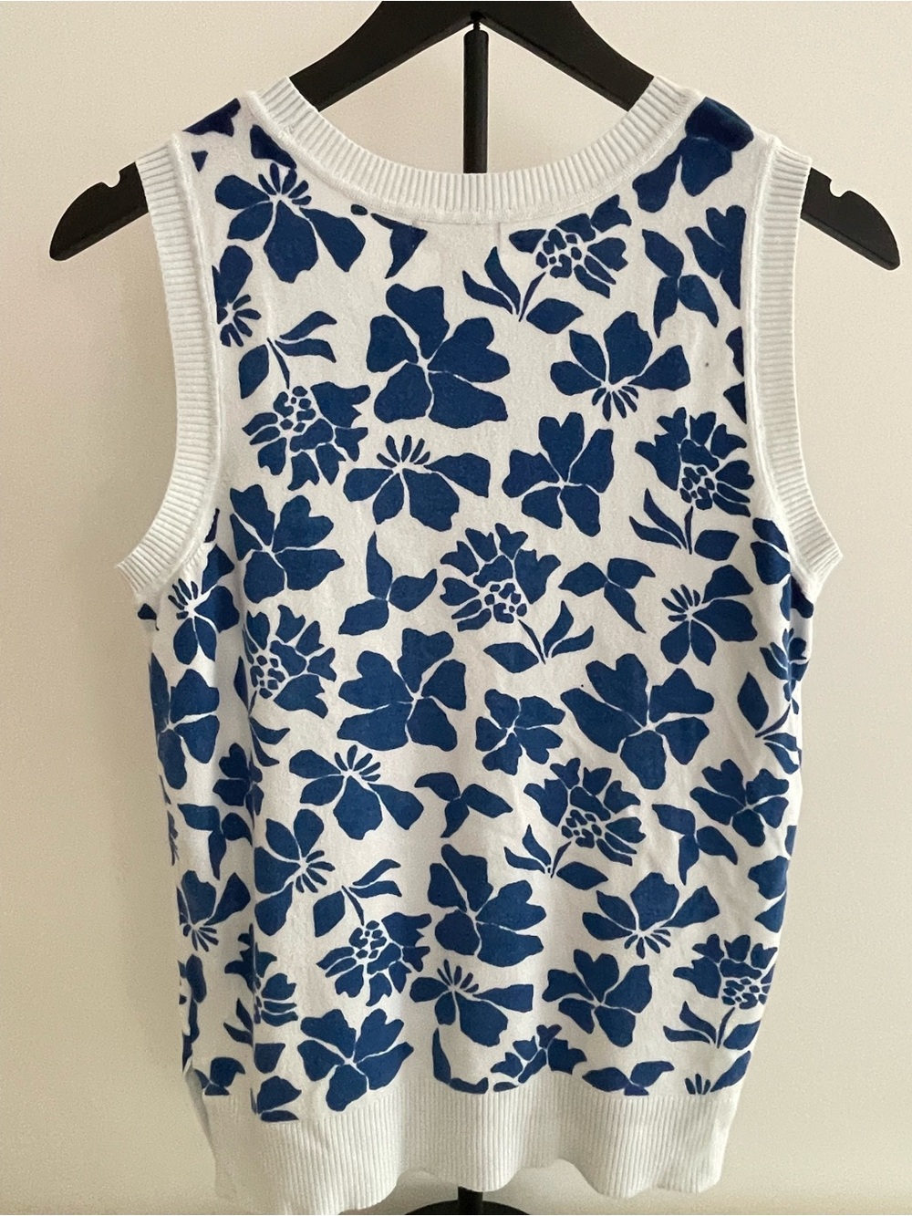 Sleeveless Classy Blue Floral Knit Top